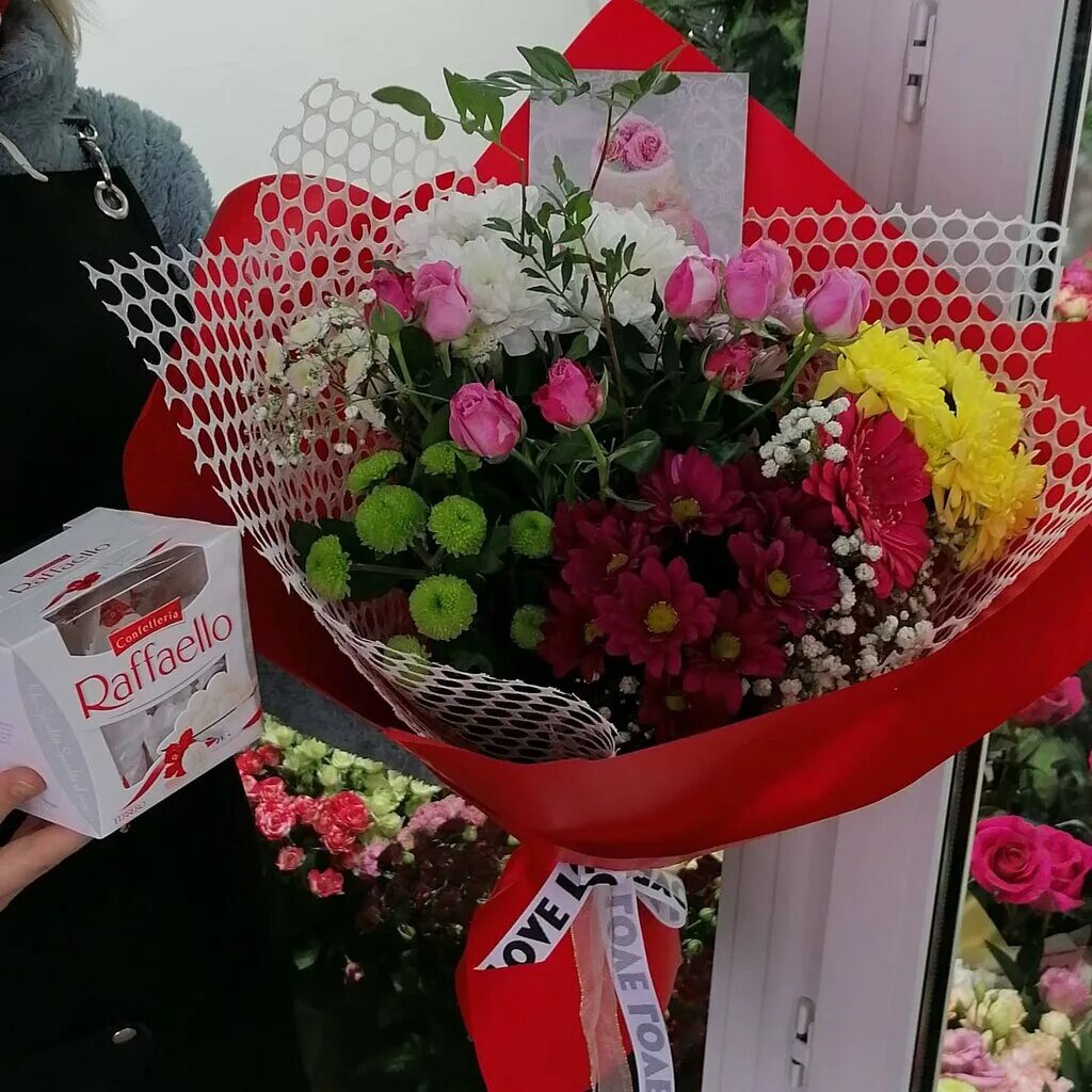 букет цветов за 300 рублей. бюджетные букеты на выпускной. недорогие красивые современные букеты. бюджетные букеты на последний звонок. букет цветов за 300 рублей.