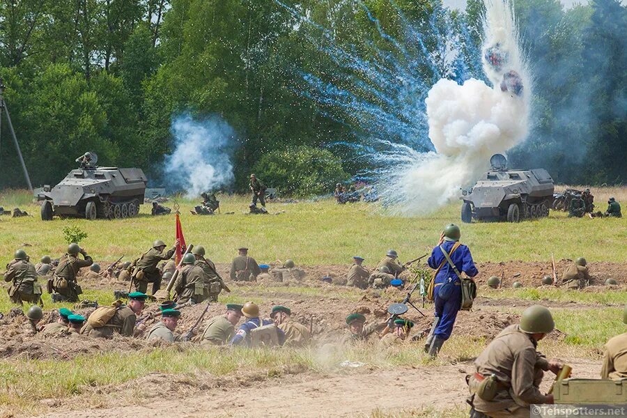 Поле боя москва. Дубосеково поле боя. Военный фестиваль поле боя. Поле боя 2014. Поле боя под Волоколамском.