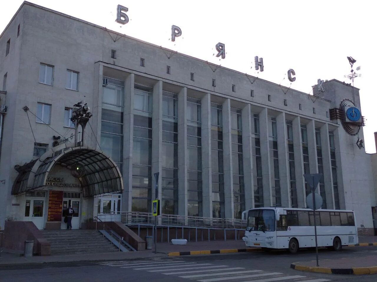 Транспорт до жд вокзала брянск. Автобусы от жд вокзала. Маршрут 37 автобуса брянск. Транспорт до жд вокзала брянск. Город брянск жд вокзал.