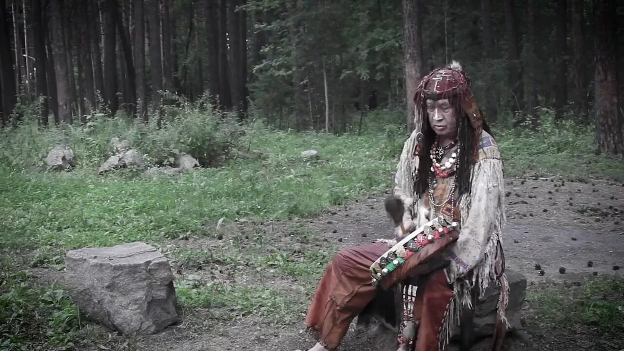 Жена шамана видео. Шаманский костюм тунгусы. Шаманка 1996. Айчурек Шаманка. Шаман 1996.