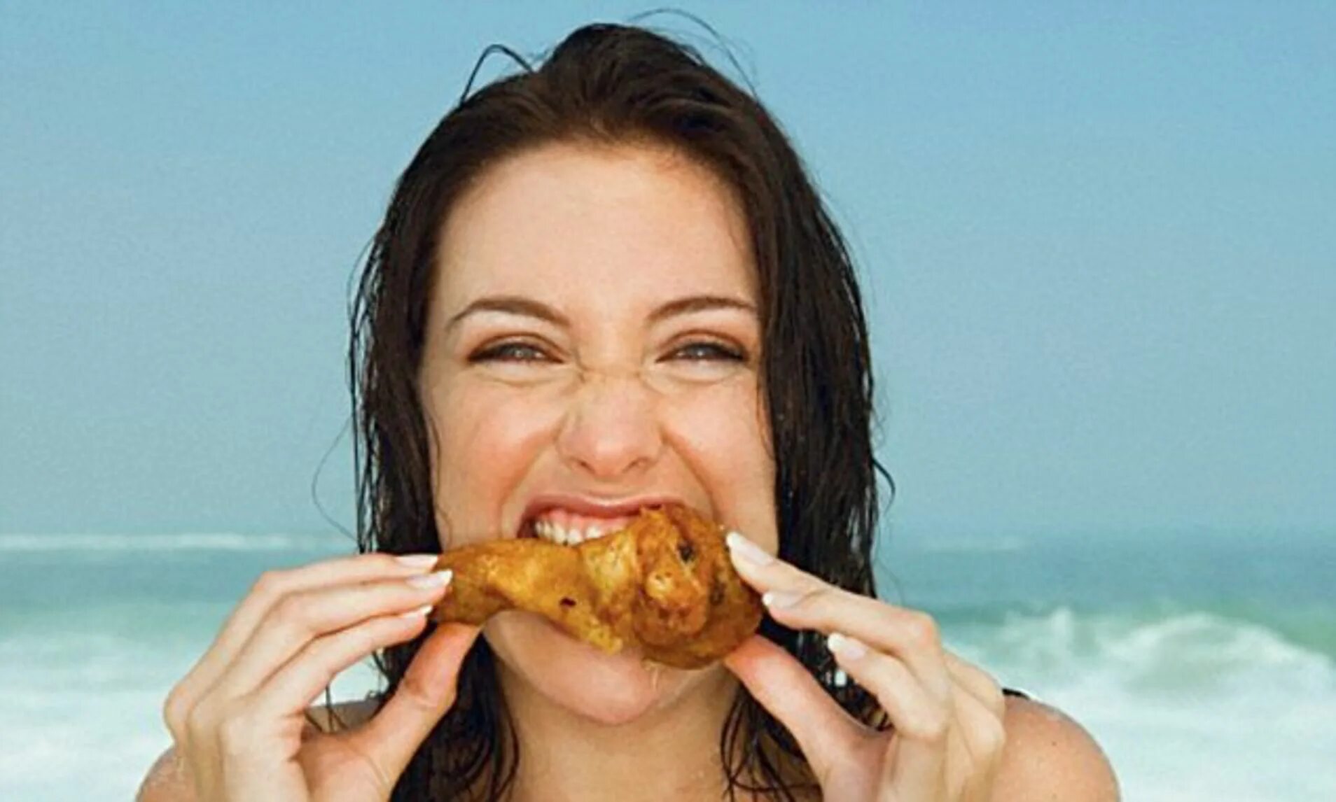 Женщина ест курицу. Girl eat World ведущая. Голодная женщина видео