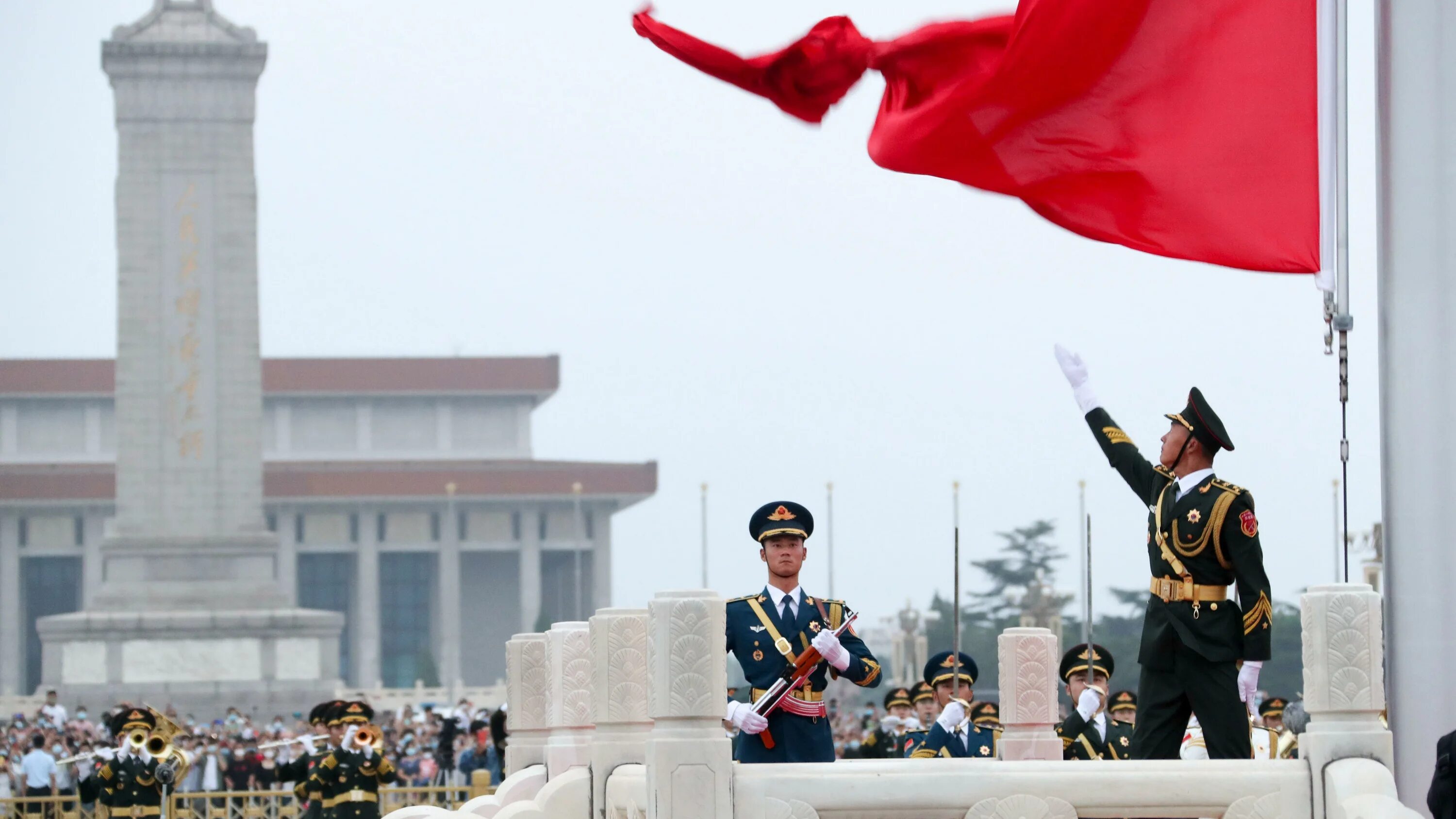 Флаг на церемонии. Поднятие флага Китая на площади Тяньаньмэнь. Флаг НОАК КНР. Поднятие флага на площади Тяньаньмэнь. Площадь Тяньаньмэнь на день образования КНР 2022.