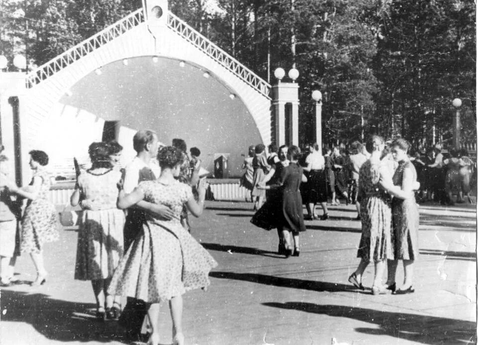 Танцплощадка 50-е годы ссср. 70е годы на танцплощадках ссср. Танцплощадка в саду дзержинского г. Парк горького ссср 30. Озёрск городской парк танцплощадка.