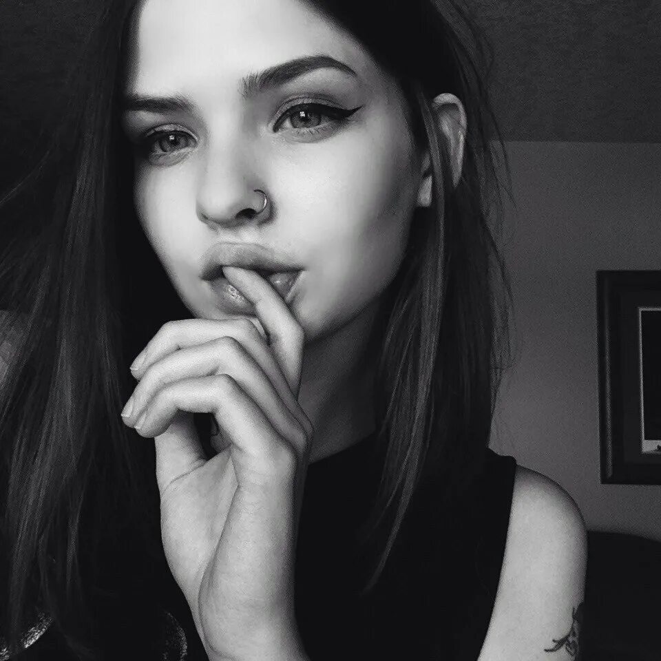 Девушка для стима. Аватарки для стима девушки. Девушка на аву. Красивое селфи черно белое. Девушки на аву в стим.