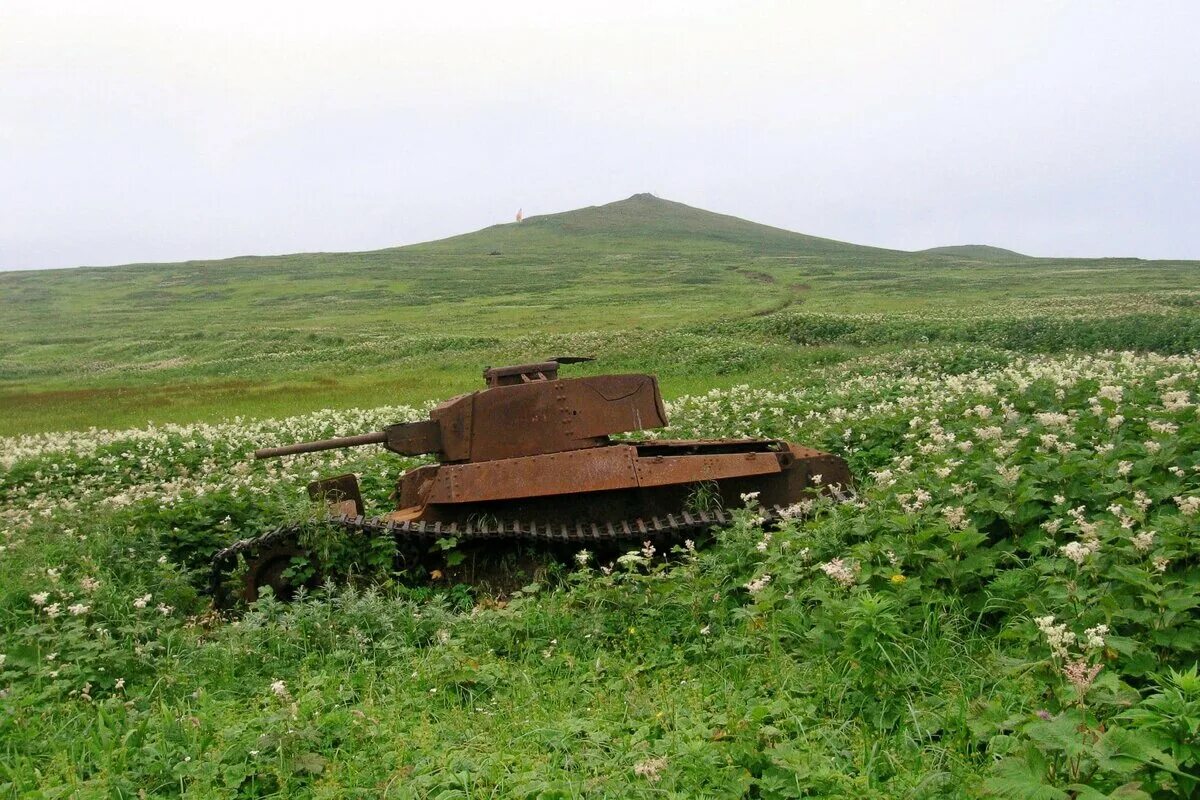 Остов техники. Остров Шумшу Курильские острова. Остров Шумшу на Курилах. Японские танки на острове Шумшу. Остров Шумшу поселок Байково.