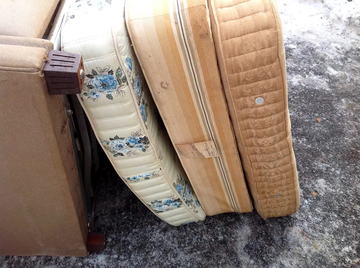 Вторая жизнь пружинного матраса. Утилизация матраса аскона. Аскона. Матрас внутри. Грязный матрас.