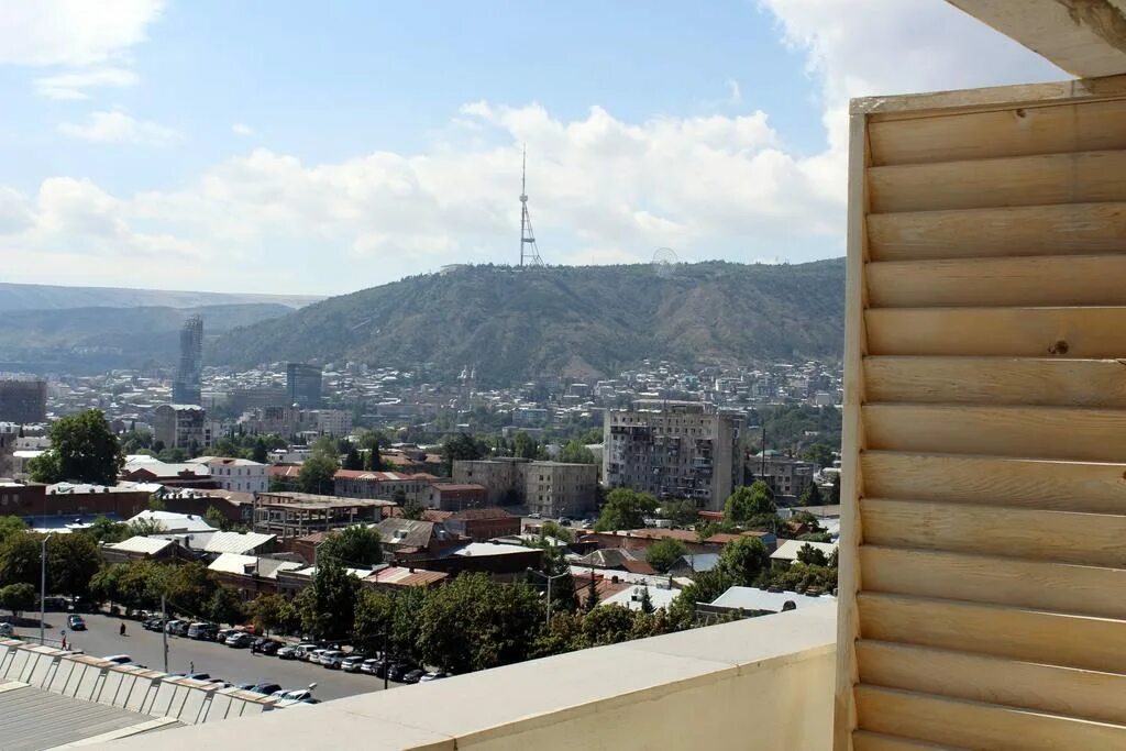 Centre tbilisi. Тбилиси централ Мтацминда. Отель Тбилиси Central Mgzavrebi. Утро в Тбилиси. Terrace Tbilisi Center.