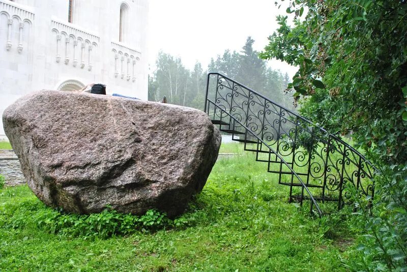 Камень находящийся на воздухе. Лызлово - валун. Камень гигант Минское шоссе. Камень гигант деревня Лызлово. Лызлово камень.