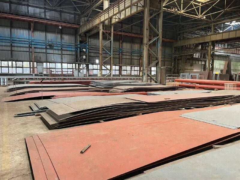 Южный центр судостроения и судоремонта. Рабочий на заводе. Южный центр судостроения и судоремонта. Российское судостроение. Судоходная компания ооо "волготранс".