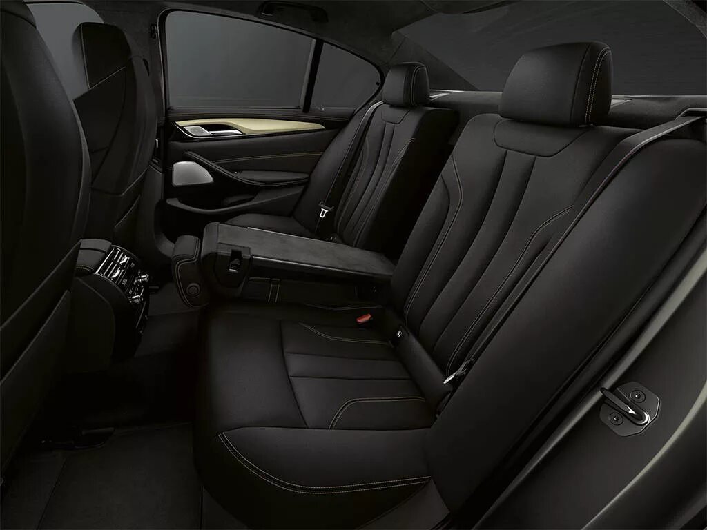Сиденья бмв м5. Bmw m5 f90 черный салон. bmw m5 f10 салон сиденья.