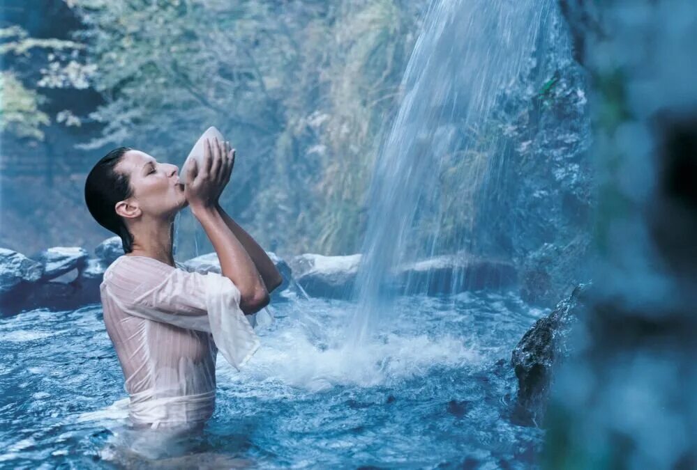 Человек из воды. Источник воды живой. Вода и человек. Сила воды.