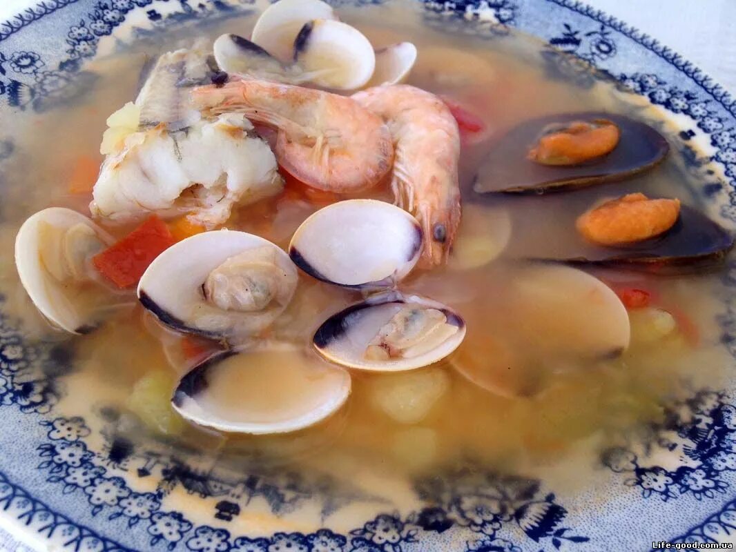 Суп с ракушками. Рыбный суп с морепродуктами. Уха из морепродуктов. Рыбный сет морепродукты. Суп из морского коктейля