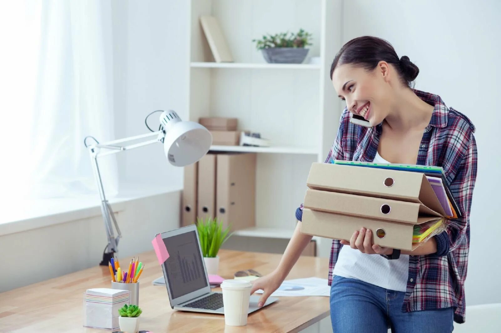 Самоконтроль человека. Легко справляется и с очень. Аффект эмоция. Счастливая девушка в офисе. Легко справляюсь с работой.