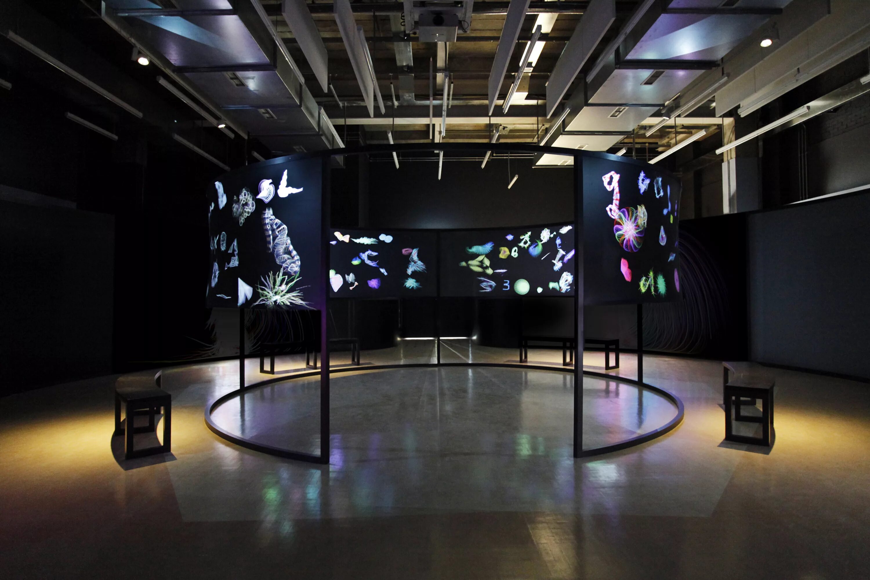 Мультимедийная выставка представляет шесть интерактивных зон. Мультимедийная инсталляция. Интерьер выставочного пространства. Необычные выставочные пространства. Интерактивные инсталляции.