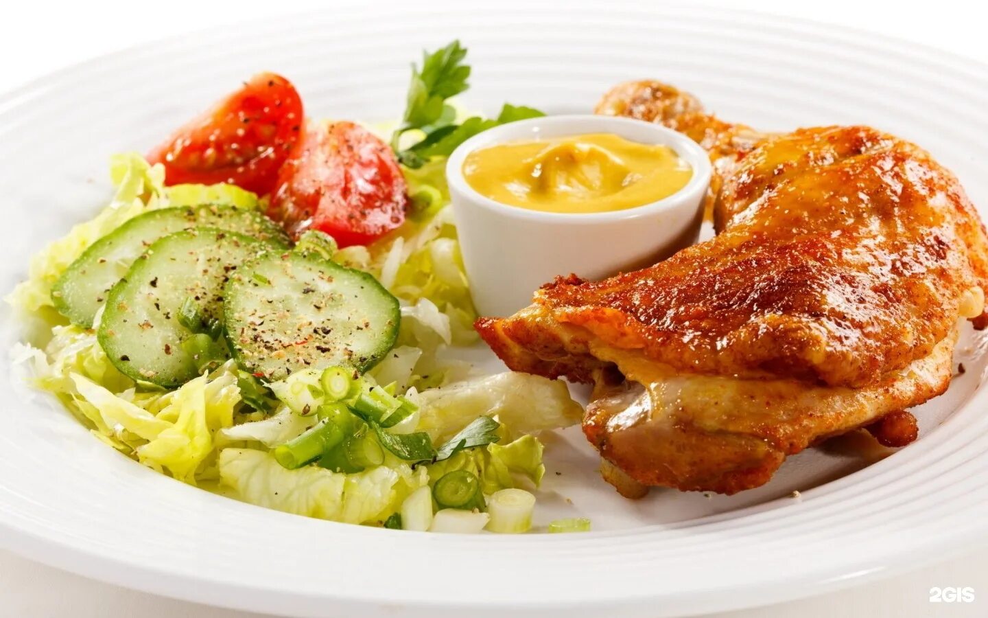 Теплый обед. Тарелка с едой. Красивые блюда. Гарнир к курице. Красивые блюда на белом фоне.
