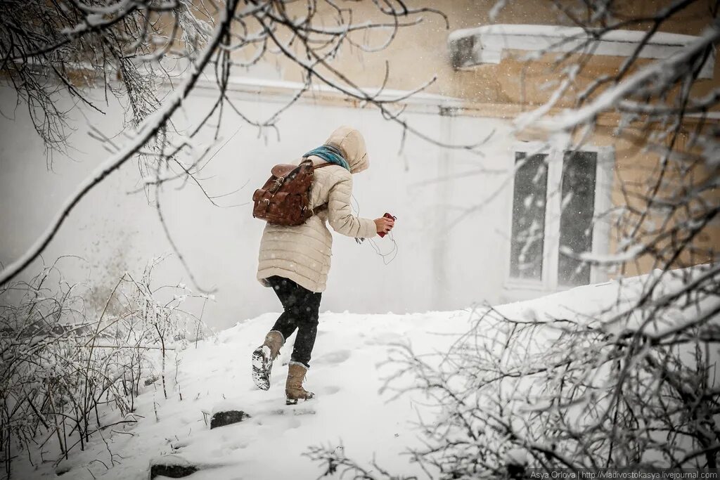 Зима шагает. Шагал зима. Шагать зимой.