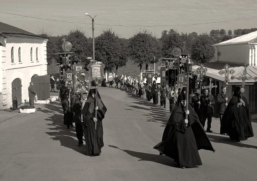 В провинциальном городке был праздник. Непотягово. Великий новгород ганзейский фестиваль. Камнем по голове король текст. Москва провинциальный городок 1980.