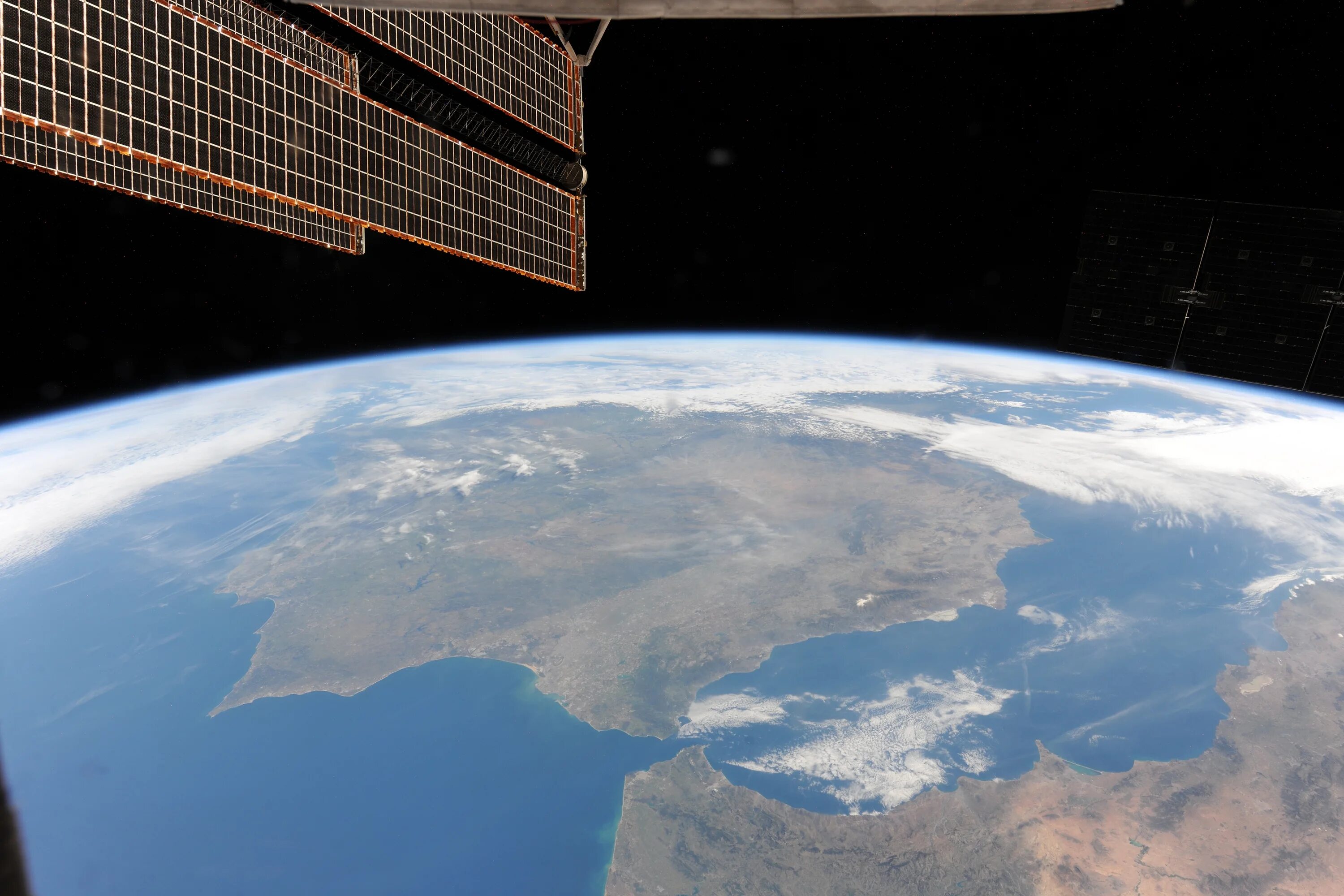 Спутник фото в реальном времени. МКС С земли. Космос земля Спутник. Вид на землю с МКС. Вид из спутника на землю.