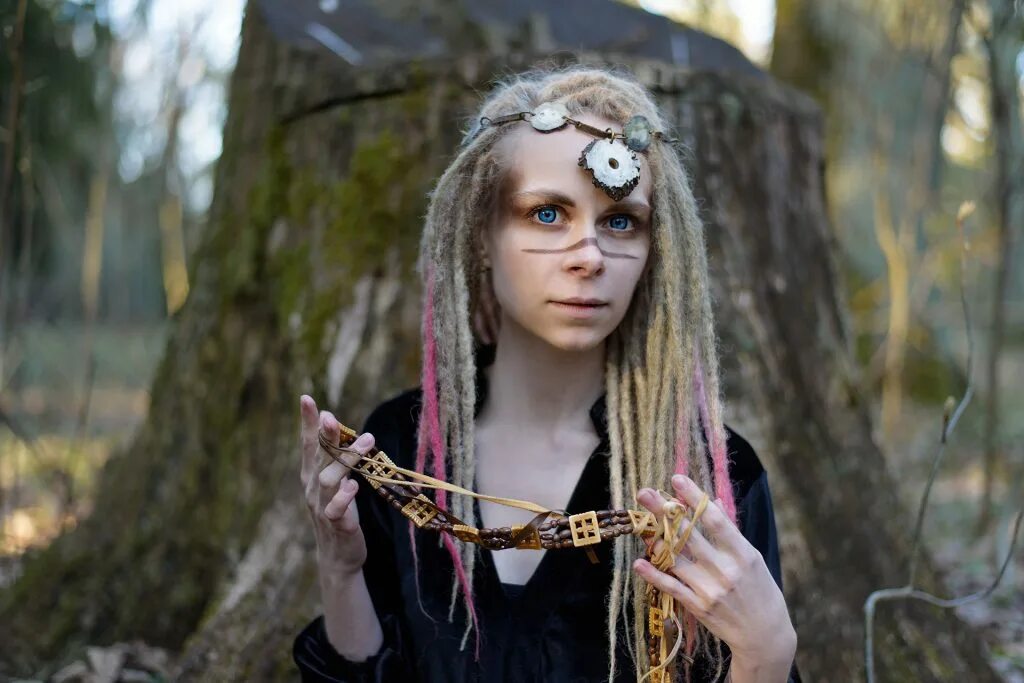 женщина с бубном. украшение шаманки на голову. шаманка фэнтези. ведьма шаманка. шаманка 2024г.