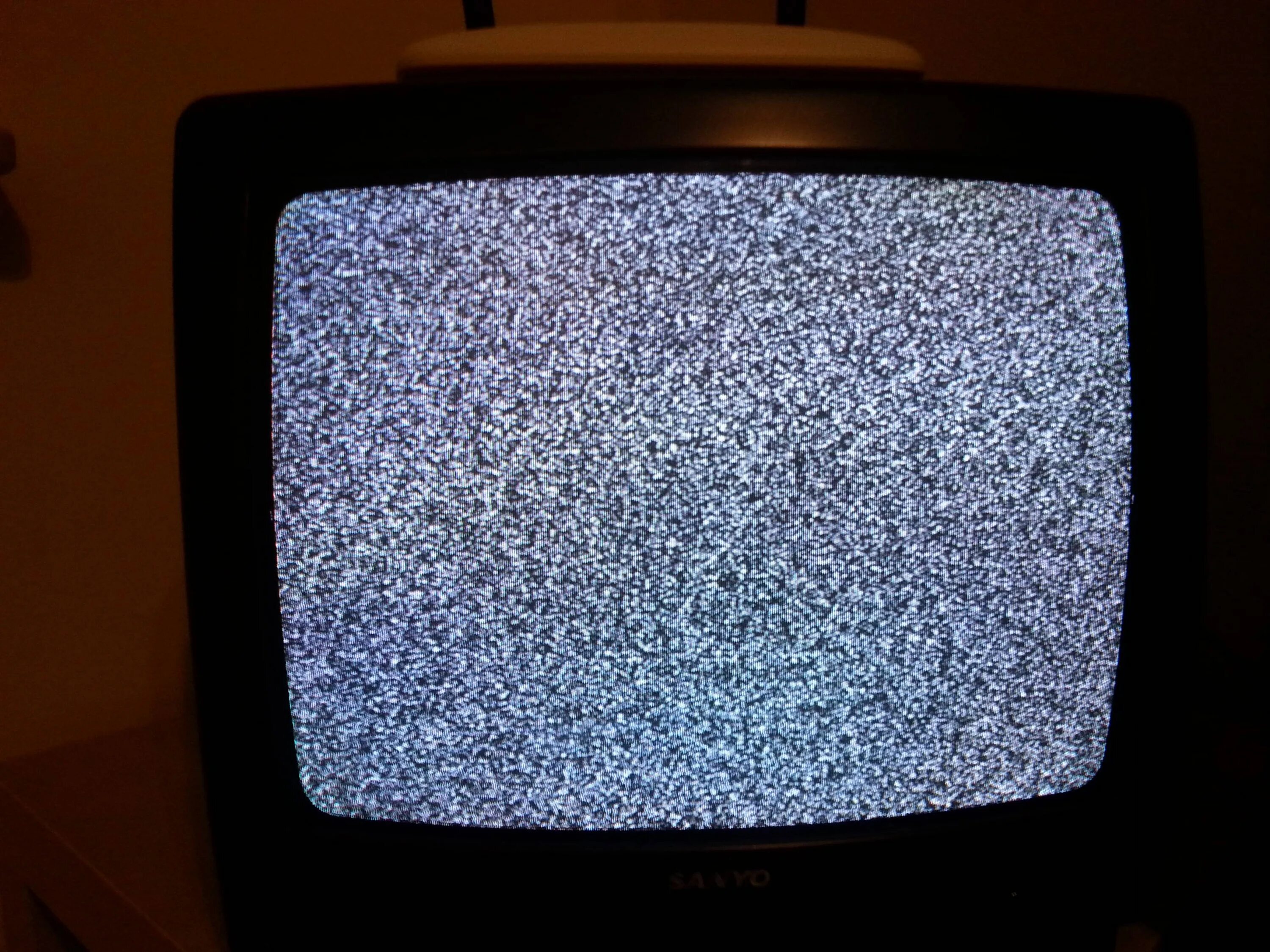Экран телевизора. Неработающий телевизор. Экран неработающего телевизора. Не работующмий телевизор.