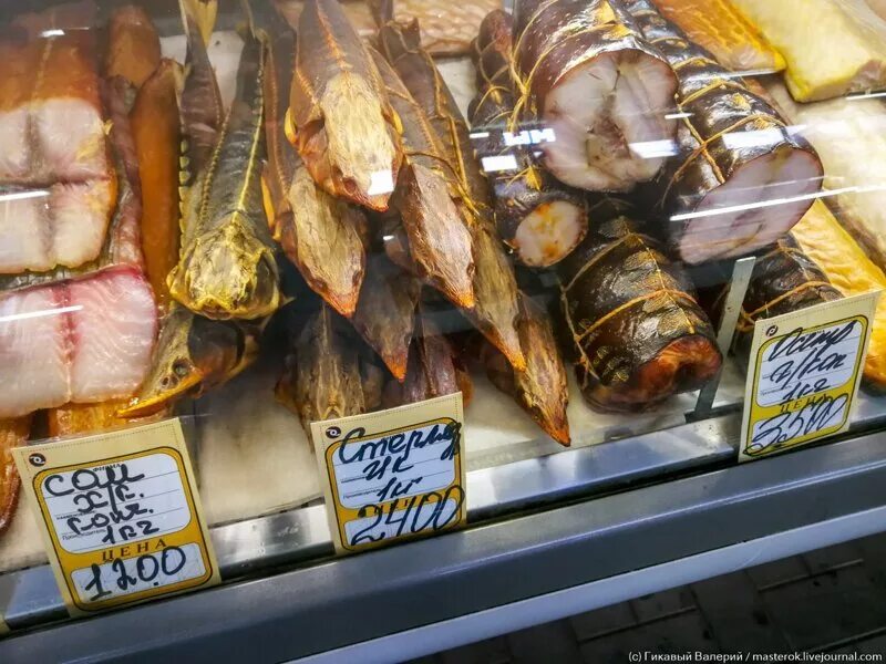 Купить рыбу дорого. Рыбный базар Астрахань. Центральный рынок Астрахань рыбный. Астрахань рыба рынок. Сом Астрахань рыбный рынок.