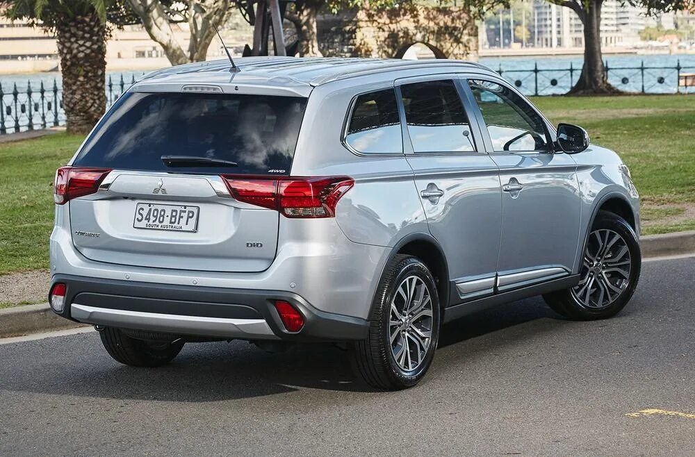 Outlander 2015. Мицубиси Аутлендер 2015. Mitsubishi Outlander 3 2015. Митсубиши Аутлендер 2015. Mitsubishi outlander 2015 год