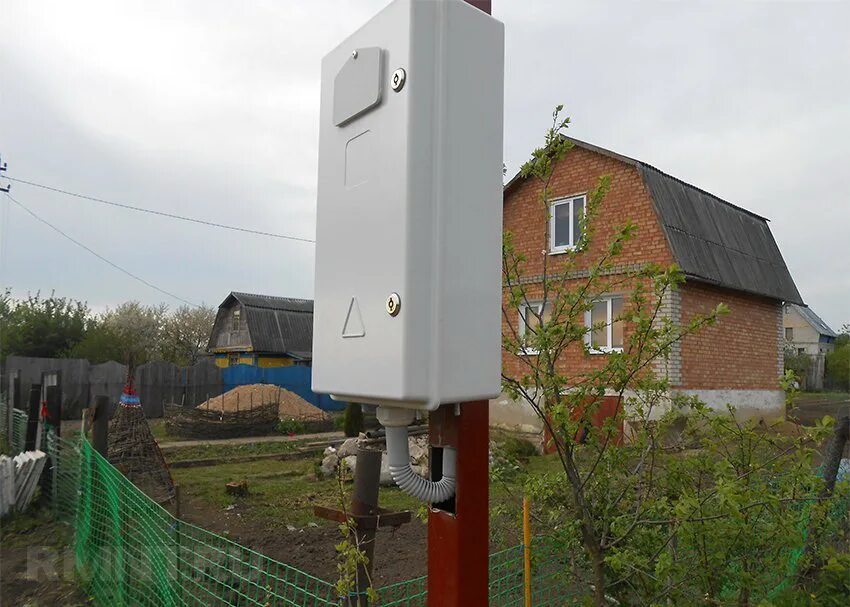роутер для дачи. электричество на даче. электричество на дачном участке. счетчик на столбе 380 вольт. крепление щитка на трубостойку.