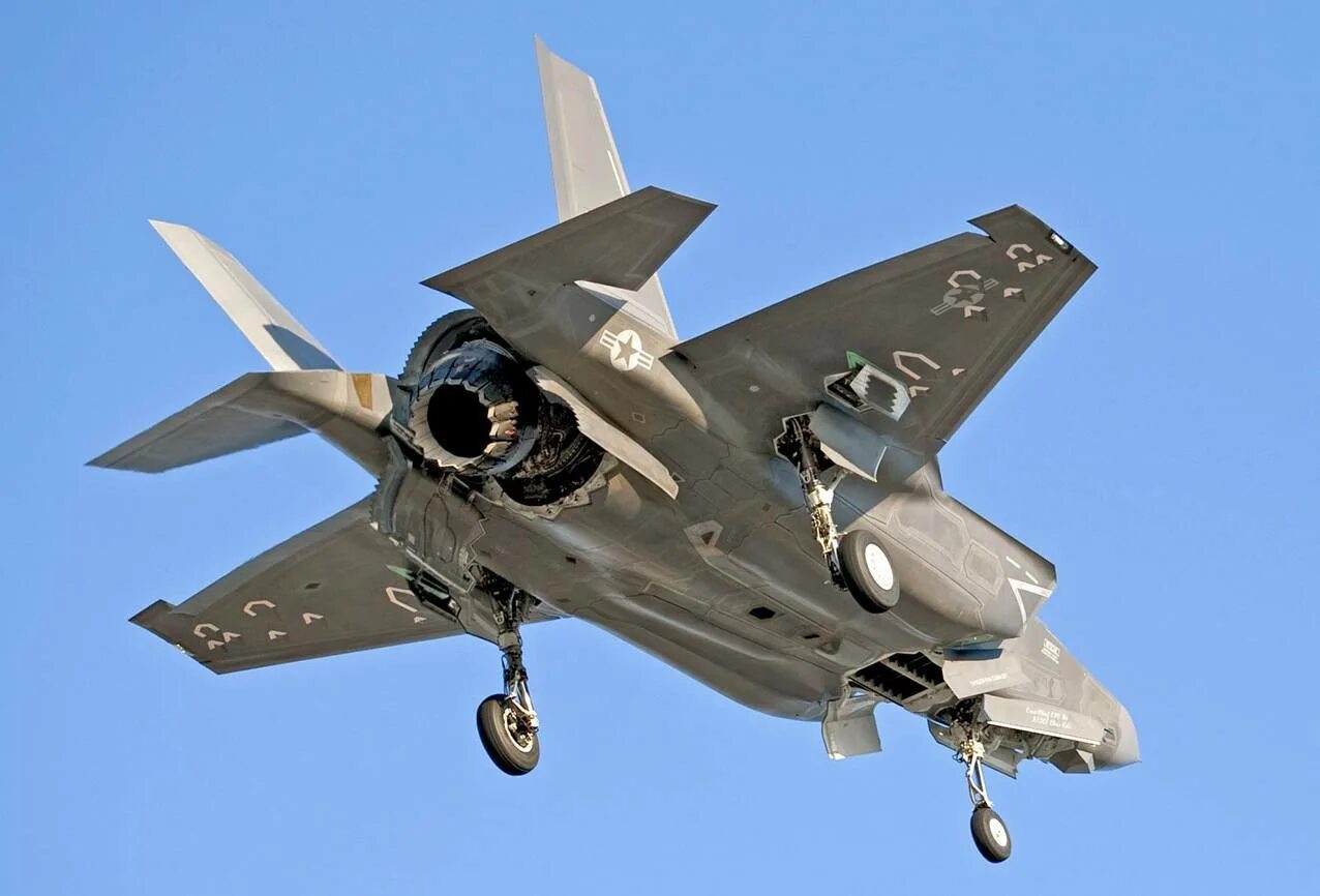 F-35b. F35 самолет вертикальный взлет. Lockheed Martin f-35 Lightning II. Lockheed Martin f-35b.