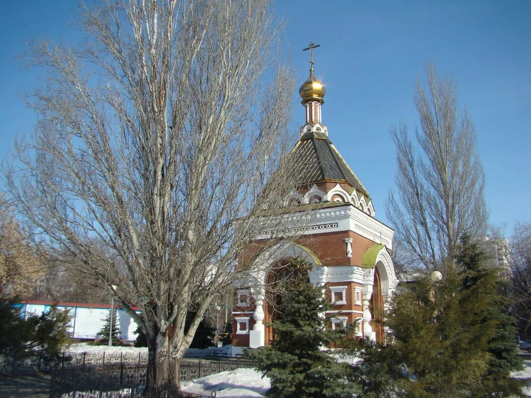 зимний пейзаж с храмом. зимний храм ахтубинск. рождественская ночь. заснеженный домик в горах. церковь зима.