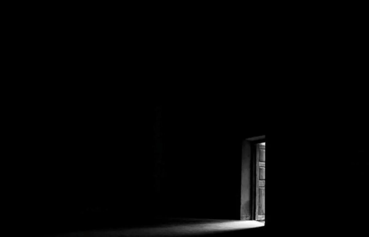 Дверь в темноте. Темнота. Приоткрытая дверь. Открытая дверь в темноте