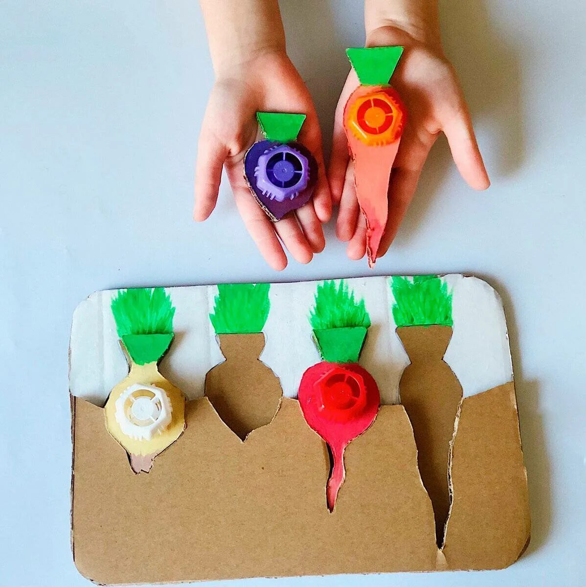 Игра подарок маме. Сделать подарок маме на день рождения своими. Падарок тле мамы сваимируками. Дидактическая игра подарки для мальчиков и девочек. Игра подарок маме.