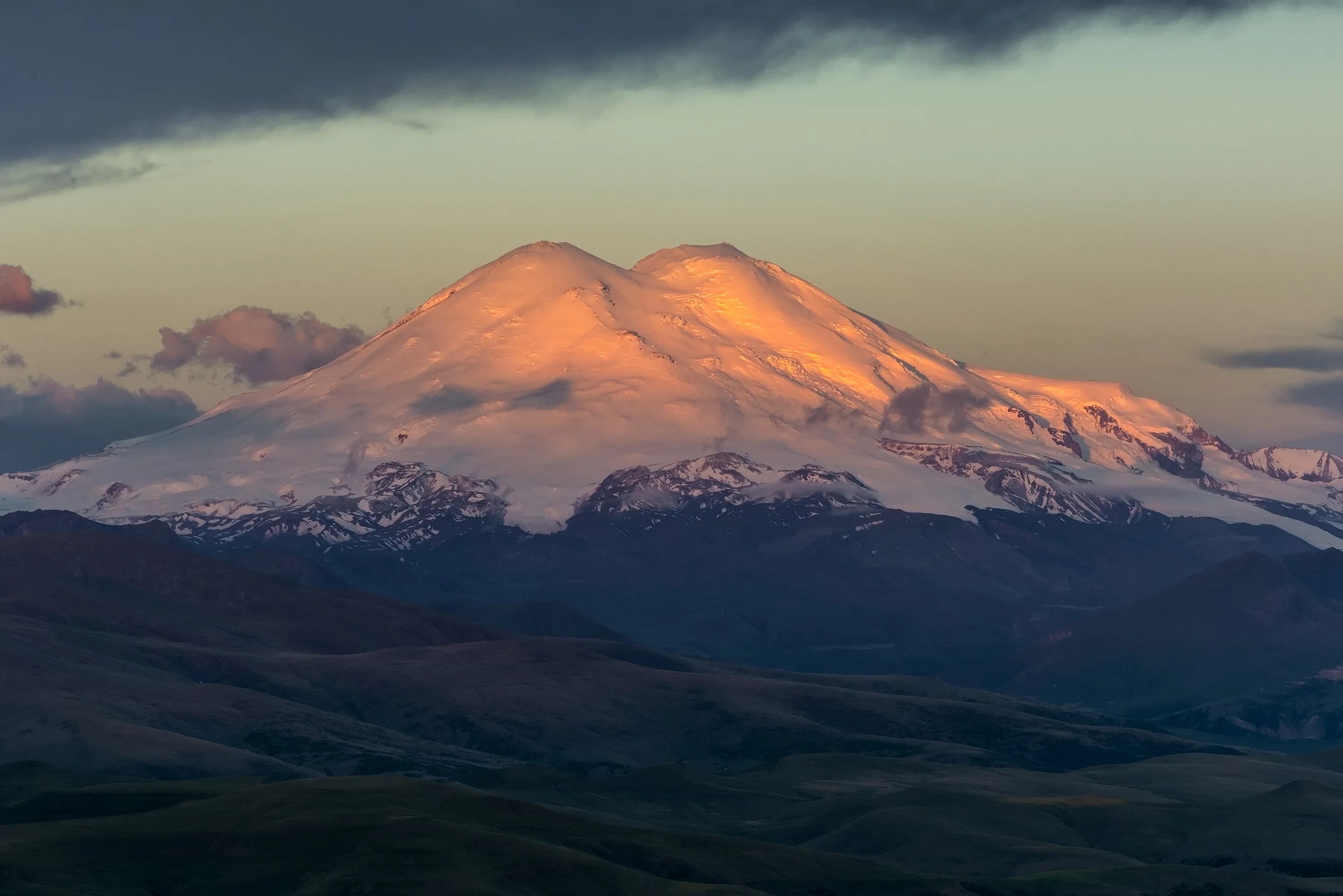 Эльбрус гора вулканы по высоте. Вулкан Эльбрус. Северный Кавказ Эльбрус. Эльбрус извержение. Самый высокий вулкан.