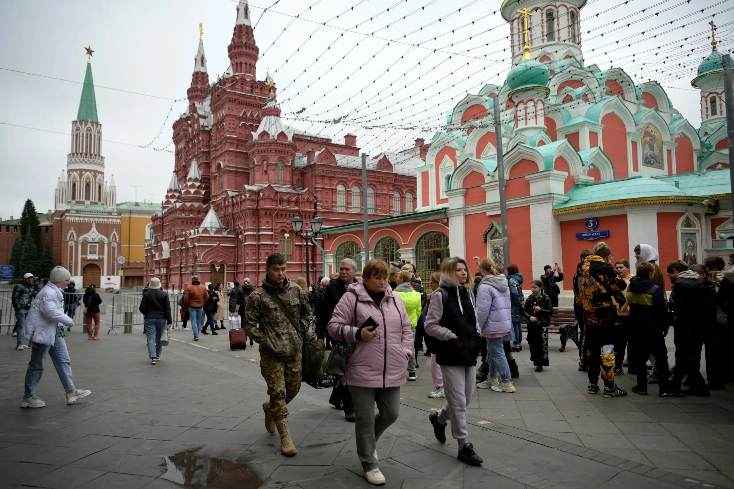 Главные новости москвы на сегодня. Красная площадь. Красная площадь Никольская улица. Красная площадь Москва сейчас. Москва люди.