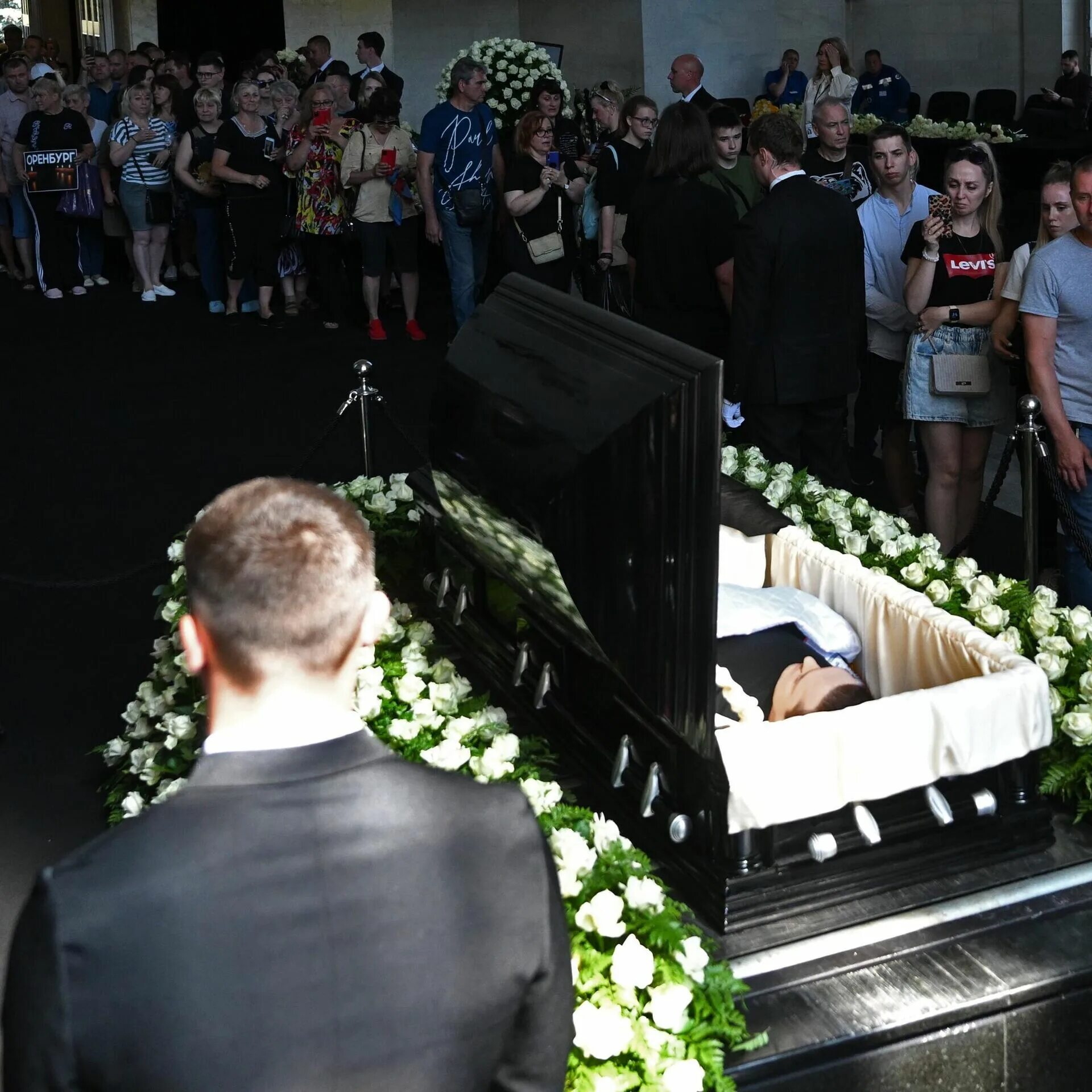 Прощание и похороны Юрия Шатунова. Могила Юры Шатунова на Троекуровском. Похороны Юры Шатунова 2022.