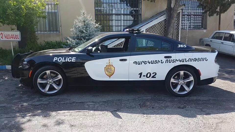 Гаи ереван. Додж Чарджер полиция Армении. Dodge Charger 2020 Police. Полицейские машины в Армении. Полиция Армении машины.