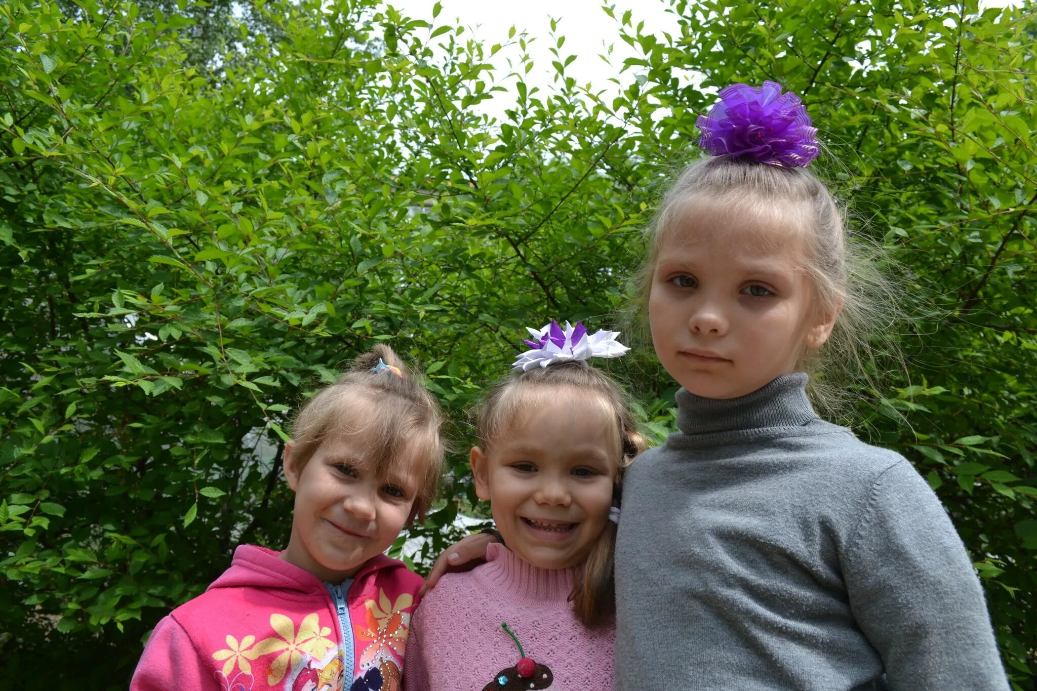 Девочка просто класс. Красивые девочки 1 год. Мы девчонки просто класс. Фото девочки легкий. Маленькая девочка в 1 классе.