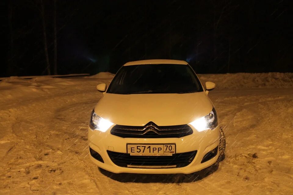 Citroen с4 2012. Габаритные огни Citroen c4. Желтый Ситроен с4. Ситроен с4 хэтчбек 2012 золотистый.