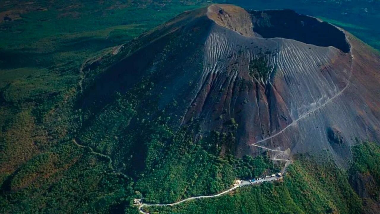 Mt vesuvius. Вулкан Везувий в Италии. Гора Везувий Неаполь. Жерло вулкана Везувий. Вулкан гора Везувий.