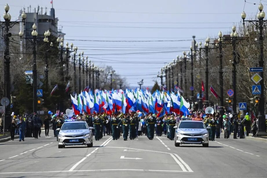 1 май хабаровск. Первомайское шествие Хабаровский край. Колонна на 1 мая. Хабаровск шествие 2022. Шествие праздничной колонны.