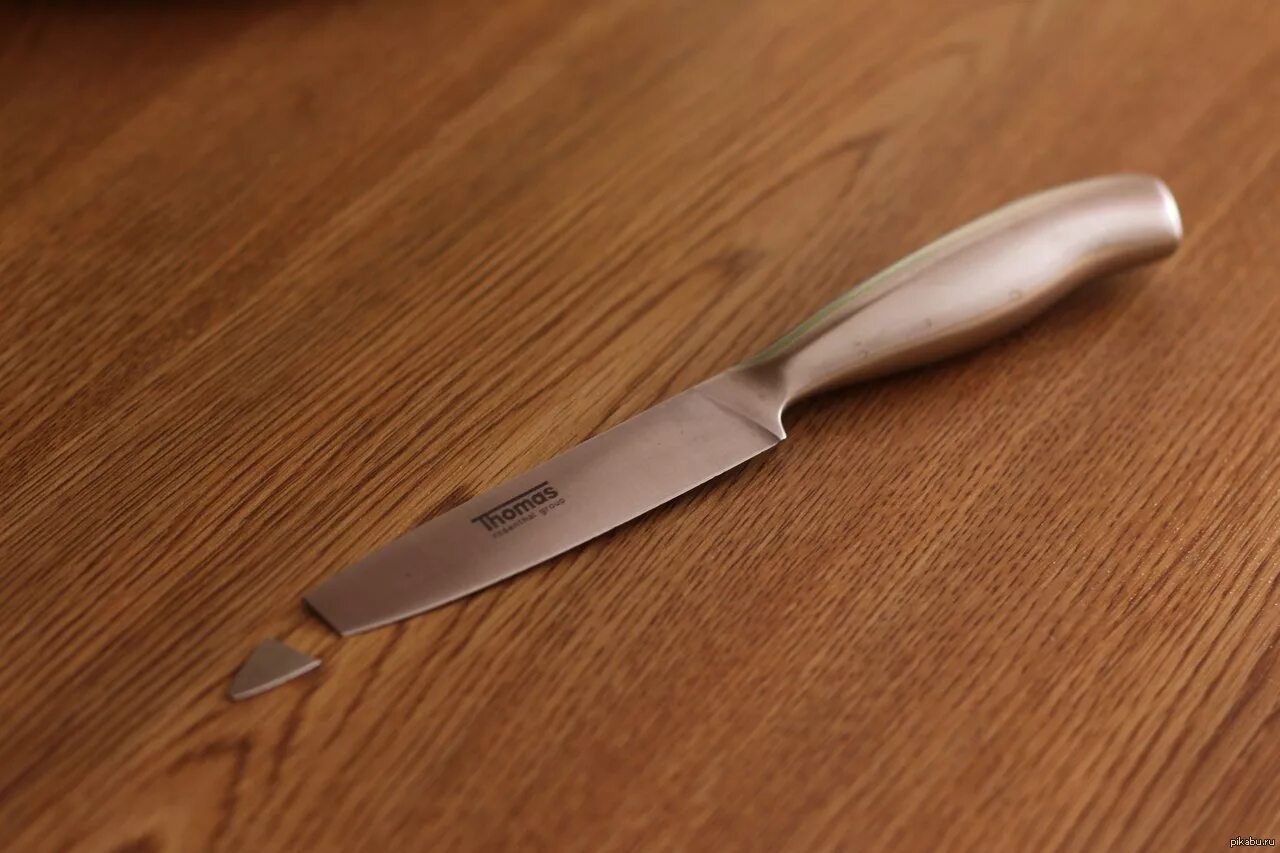 Оставляет нож на столе. Сломанный нож. Сломанный кухонный нож. Лезвия для ножей. Нож на столе.