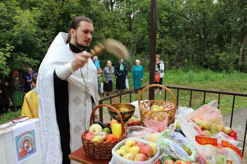 Медовый спас Преображение Господне. Народные праздники яблочный спас. Яблочный спас храм. Яблочный спас в церкви.