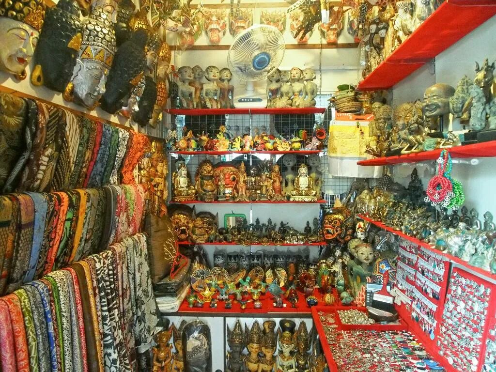 Сувенирный магазин на Бали. Сувениры с острова Бали. Сувениры из Индонезии. Деревянные сувениры с Бали.