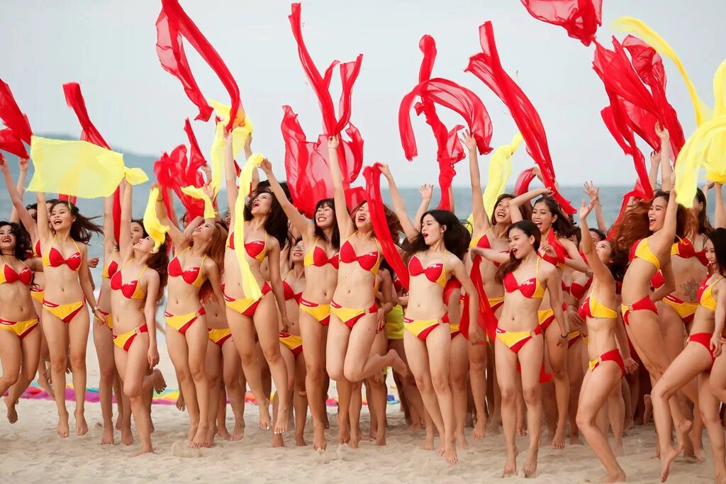 Открытки с днём бикини. День бикини 5 июля. День бикини 5 июля. День бикини 5 июля. День рождения бикини.