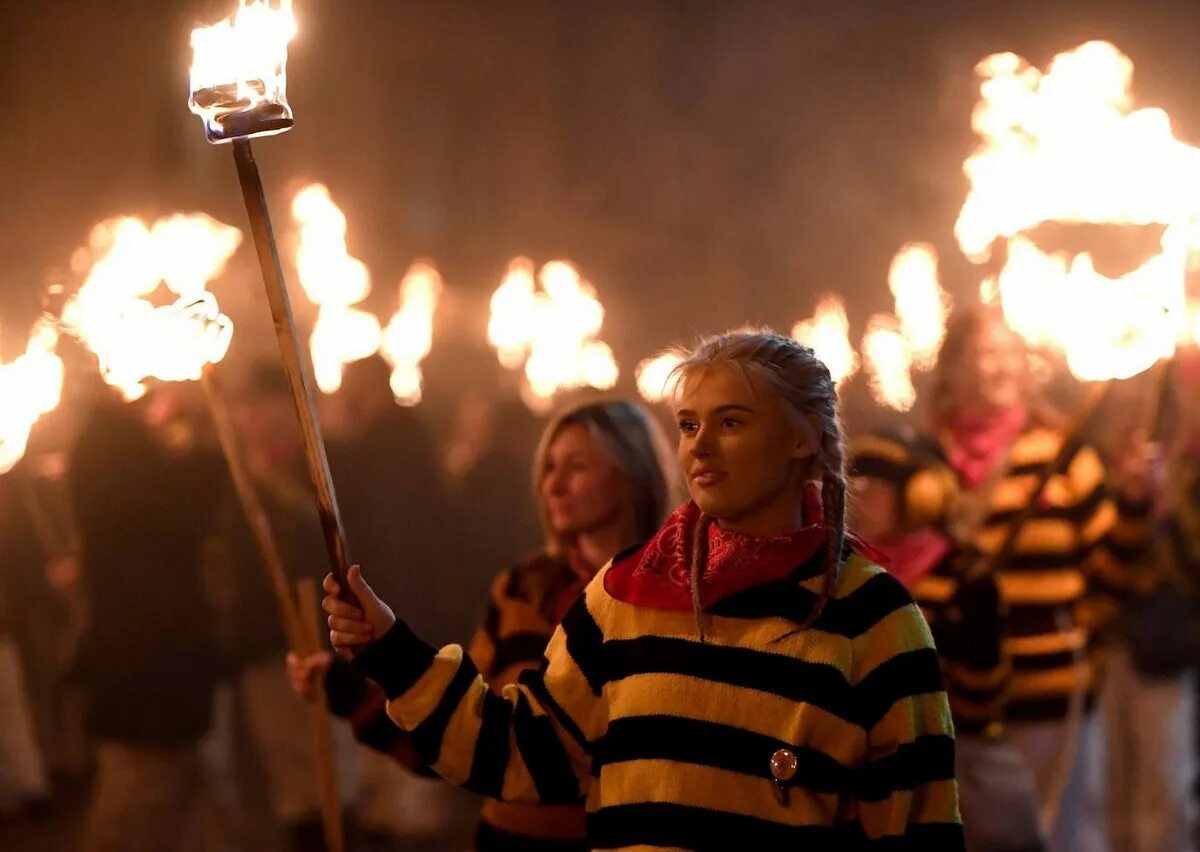 Зомбительно но. Ночь Гая Фокса в Великобритании. Bonfire Night праздник. Bonfire Night праздник в Англии.