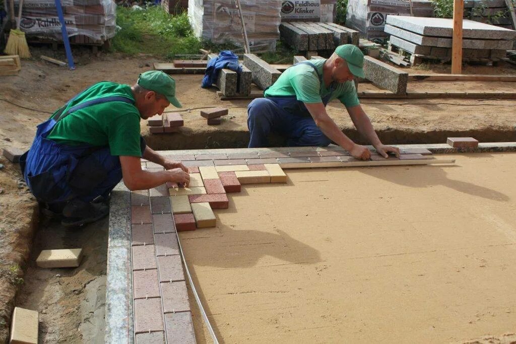 Укладка тротуарной плитки. Укладка тротуарной плитки своими. Укладка тротуарной плитки на песок. Приспособления для укладки брусчатки.