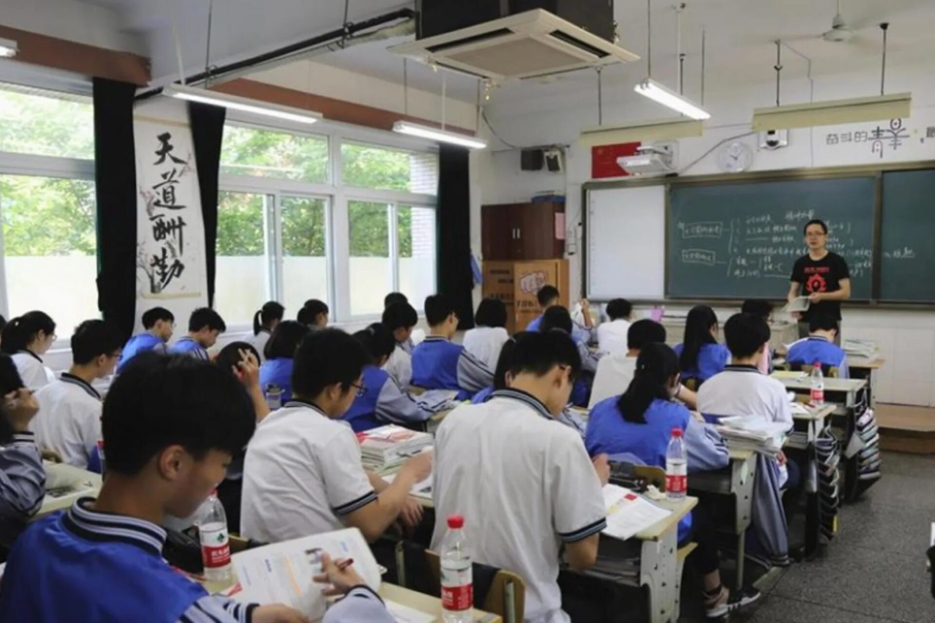 Китайский класс в школе. Старшая средняя школа в Китае. Китайские классы в школе. Старшие классы в Китае. Урок в китайской школе.