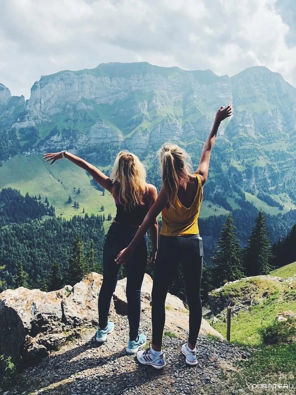 Natural friend. Путешествие друзей. Путешествие с друзьями в горы. Друзья путешествуют. Друзья в горах.