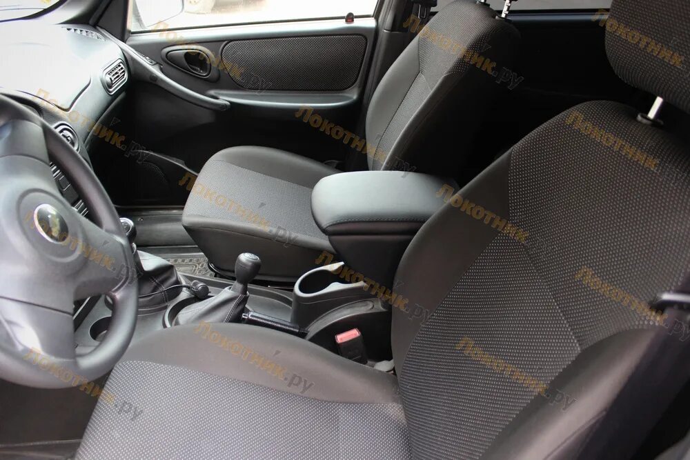 как снять подлокотник на нива тревел