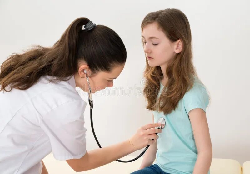 Врач проверяет девочку. Маленькие девочки на приеме у врача. Children doctor examination девочек. Измерение давление медосмотр. Медосмотр девушек ретро.
