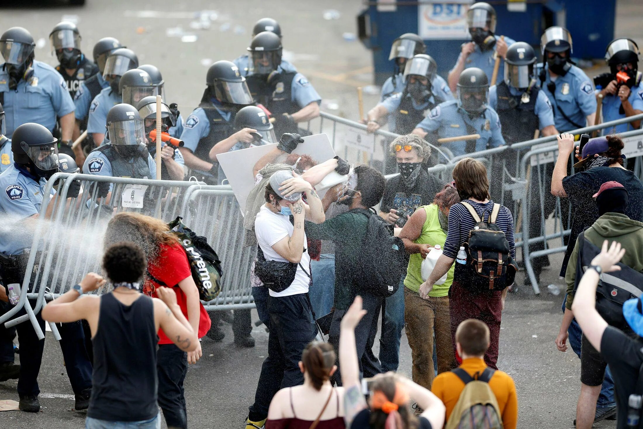 Массовые беспорядки в США 2020. Миннеаполис США протесты полицейские. Протесты в США Джордж Флойд.